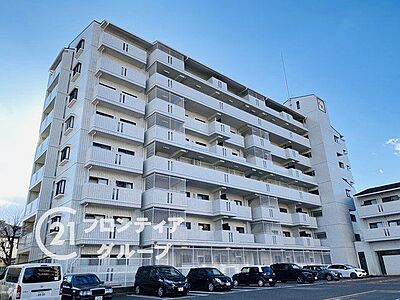 外観:落ち着いたトーンでまとめられた端正なフォルムが街並みに美しく映える佇まいですね!すっきりと整えられた清潔感のある外観が、毎日帰ってくる住まいへの誇りと愛着を心地よく高めてくれます 外観:落ち着いたトーンでまとめられた端正なフォルムが街並みに美しく映える佇まいですね!すっきりと整えられた清潔感のある外観が、毎日帰ってくる住まいへの誇りと愛着を心地よく高めてくれます