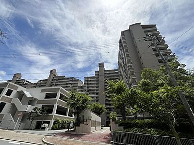 外観：重厚感と洗練されたデザインが調和した美しい外観フォルム！豊かな植栽に囲まれた心地よいアプローチが上質な暮らしの期待を高めます！