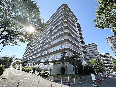 外観：青空に向かってすらりと伸びる端正な外観フォルムが街並みに美しく映えますね！大きな窓や整然と並ぶバルコニーからは、毎日の暮らしに豊かな開放感と安心感をもたらしてくれます