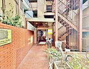 マンションの正面エントランス。出入りする人間を癒してくれるマンション入り口であり、その建物の「顔」でもあります。