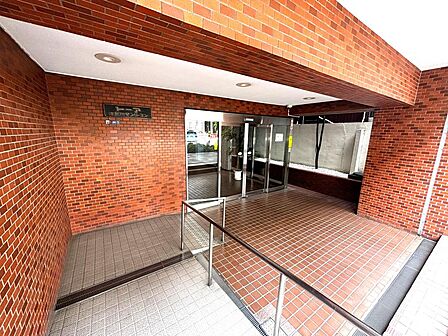 マンションの正面エントランス。出入りする人間を癒してくれるマンション入り口であり、その建物の「顔」でもあります。