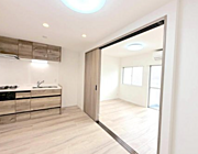 引き戸を開けることで、部屋と部屋をつなぎひとつの大きな空間としてご利用いただけます♪
