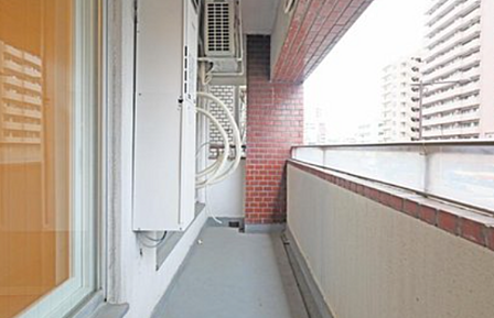暖かく・明るい陽ざしが差込み、バルコニーはもちろん、居室に降り注ぎます。