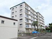 都営三田線「本蓮沼」駅まで徒歩約10分。複数駅利用可能な立地に佇むマンション。周辺には商業施設など充実
