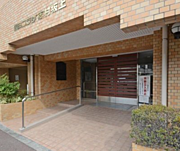 マンションの正面エントランス。出入りする人間を癒してくれるマンション入り口であり、その建物の「顔」でもあります。
