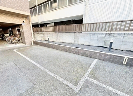 マンションの駐車場スペース。空きの有無や駐車料金、サイズ規定などについては、改めてお問い合わせください