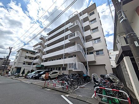 都営三田線「本蓮沼」駅まで徒歩約9分！複数路線・駅利用可能な立地に佇むマンション。コンビニやスーパなど徒歩圏内で買い物にも便利です。