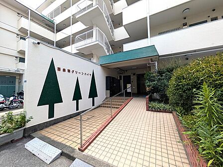 マンションの正面エントランス。出入りする人間を癒してくれるマンション入り口であり、その建物の「顔」でもあります。
