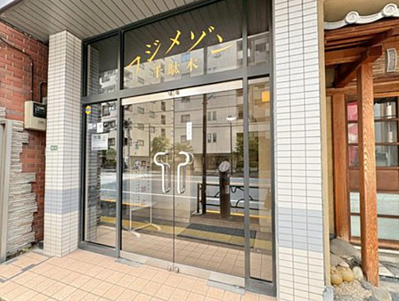 マンションの正面エントランス。出入りする人間を癒してくれるマンション入り口であり、その建物の「顔」でもあります。