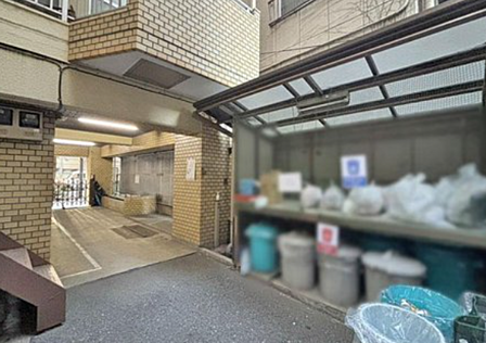 敷地内に居住者専用のゴミ置場が備わっておりゴミ出しがスムーズ。防犯面でも安心して出すことができます。