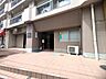 エントランス：マンションの正面エントランス。出入りする人間を癒してくれるマンション入り口であり、その建物の「顔」でもあります。