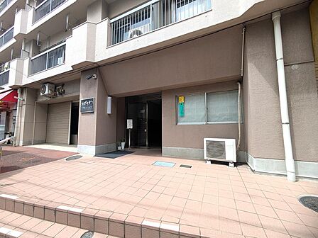 マンションの正面エントランス。出入りする人間を癒してくれるマンション入り口であり、その建物の「顔」でもあります。