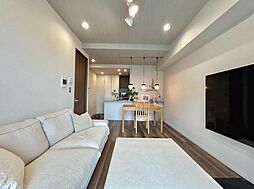 ◇Living room◇リビング、ダイニング、キッチンが一直線に並ぶことで見晴らしが良くなり開放的に感じやすいのが特徴。