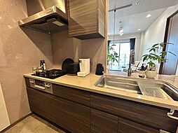 ◇Kitchen◇作業に集中できる広々としたキッチン。開放感があり、対面式なのでご家族とのコミュニケーションも取りやすい。
