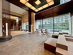 ◇Grand Entrance◇洗練されたエントランスと、きめ細やかなサービスを提供するコンシェルジュがお迎えします。まるで高級ホテルのような佇まいが、住まう人の毎日を上質なものへと導きます。