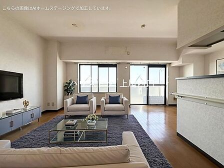 LDは約11.2帖。南西向きの最上階住戸の為、陽当たり・通風良好です。室内は明るく開放感がございます。RC構造の為、冬も室内は心地良く、過ごしやすいお部屋です。リビングからの眺望は大変壮観です。