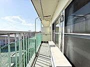 最上階の為、陽当たり良好・風通し良好の為、お洗濯物もすぐに乾きそうです。眺めは開放的で心が和むバルコニーとなっております。