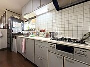 使い勝手の良いシステムキッチンとなっております。キッチンスペースはゆとりがあり調理スペースも充分に確保されている為、複数人でも使いやすく日々の料理が捗る快適なキッチン空間となっております。