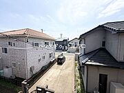 前面に高い建物が少なく、開放感のある眺望。広い道路に面した整った街並みが広がり、陽当たり・通風も良好です。