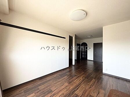 【LDK】落ち着いた色合いで統一されたLDK。家具配置のしやすい間取りで、動線もあり明るく開放感のあるリビングとなっております。