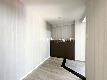 グレーのツートンカラーでまとめたスタイリッシュな玄関。落ち着いた色合いで、住まいの第一印象を演出します。シューズボックスも備えており、玄関をすっきり魅せることができます。