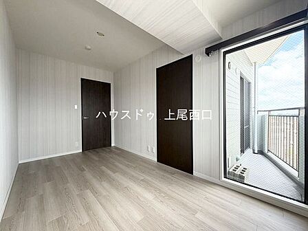 洋室約6.1帖。南向きの窓から明るい陽光が差し込み、心地よく過ごせる空間です。ゆとりのある広さでベッドや家具の設置もしやすい使い勝手の良い洋室となっております。※フローリング・クロス張替済