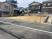 【前面道路を含む現地写真】南側の前面道路は幅員約6mです。アスファルト舗装のため、ベビーカーや自転車も通行がスムーズです。