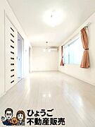 13.3帖のLDK　南西向きの窓のため採光良好の空間です