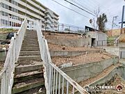 高低差はありますが、両面道路を上手くご利用頂き、お気に入りの建築プランを当てはめてください