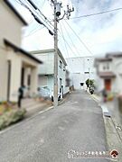 北東側道路は幅員4.0ｍの位置指定道路　道路から敷地へはフラットで進入可