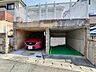 駐車場：右手が電動シャッターガレージ、左手がオープンガレージ