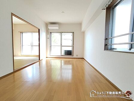 LDK13帖 角住戸のためリビング空間は二面採光で通風・採光共に良好 来客時などに便利な和室隣接