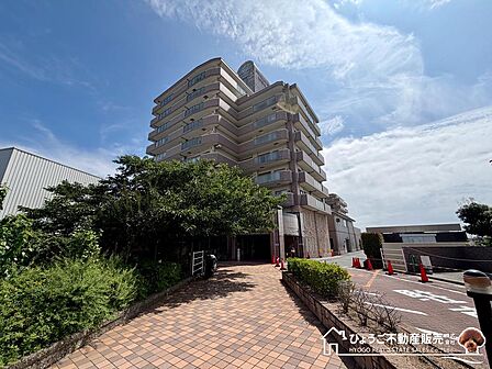 敷地の約半分が緑に彩られた共用ゾーン 112帖の多目的ホールやパーティールーム完備