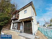 【陽当たり良好！緑に囲まれた高台の一軒家】高台に建つこの家は、日々の暮らしに明るさと心地よい風を届けてくれそうですね！緑豊かな環境で、のびのびと子育てをしたいご家族におすすめです☆