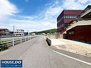 【お散歩も楽しい前道】きれいに整備された前道は、お子様とのお散歩にもぴったりです☆スーパーやコンビニも徒歩圏内なので、毎日のお買い物にも困りません♪