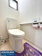 小窓からの自然光が心地よい、明るく清潔感たっぷりのトイレです！便利なカウンターや2連のペーパーホルダーなど、家族が多いご家庭には嬉しい配慮が満載。