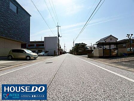 マンションに面した道路は幅員が十分に確保されており、お車の離合や敷地内への入庫もストレスなく行えます。見通しが良いため、小さなお子様がいるご家庭や運転に不慣れな方でも安心してお出かけできる環境です。