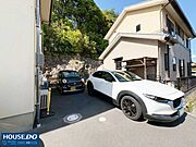 【複数台駐車可能な、頼もしい駐車場】家の前と合わせれば、軽2台・普通車1台が駐車可能（車種による）！複数台お持ちのファミリーも安心ですね！これならお車でのお出かけがもっと快適になります☆
