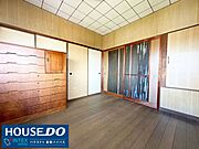 【アレンジ自在！木のぬくもり漂う2階洋室】木の質感が心地よい温かみのある洋室です！フローリングはお掃除もしやすく清潔に保てます◎自在なお部屋作りが楽しめます♪