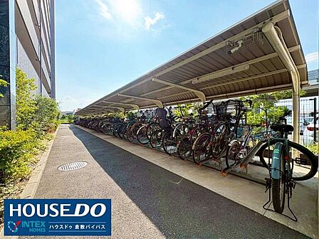 【雨の日も安心な屋根付き駐輪場！】大切な自転車を雨風からしっかり守れる屋根付き駐輪場です♪敷地内は幅も広く整理されており、お子様の通学用自転車などの出し入れもスムーズですね！