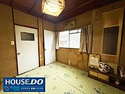 【居室】2面採光のお部屋となっていますので、日中は電気をつけなくてもお部屋が日の光で明るいので電気代の節約になります！収納スペースもありますので便利です◎