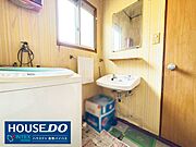 【洗面所】湿気のこもりやすい洗面所は、窓がついてますのでカビ対策がしっかりできます！また自然の光で洗面所が明るいので朝や昼間の時間帯は電気をつけずに使うことができます♪