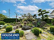 ●和風庭園●お部屋の扉を開けるとお庭には和風庭園が広がります♪お庭を眺めながら趣味の読書なども楽しむことができ、心が落ち着く癒しの空間になること間違いなしです！