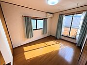 南側洋室　約6.0帖。2面採光、南側にプライベートバルコニー♪明るい雰囲気でのびのび寛げる2階の主寝室