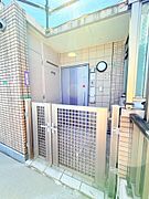 外廊下との間には戸建感覚の門扉つき玄関ポーチ