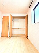 2階南側洋室5.2帖収納は、中棚とハンガーパイプ付き。沢山のお洋服を収納して、お部屋を広々使えます。