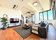 リビングダイニング全面に広がる大きな窓から、開放感あふれる景色を楽しめます。