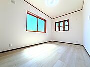 2階東側洋室　約6.0帖。室内はいつも明るい印象なので気持ちのいい朝を迎えられます。