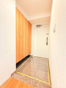 いつも気持ち良く家族やお客様をお出迎え。玄関廻りがすっきりと片づくシューズボックス付き