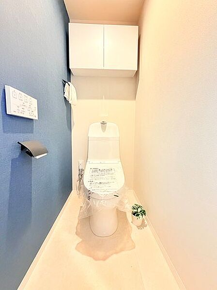 広々落ち着くトイレ。ウォシュレット完備。収納も付いているのでトイレットペーパーのストックもできます